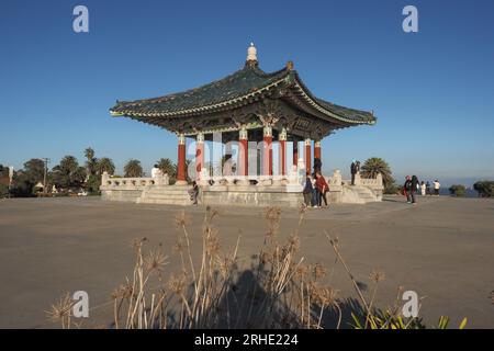 Korean Friendship Bell, massive cloche en bronze logée dans un pavillon en pierre dans Angel's Gate Park, dans le San Pedro près de Los Angeles, États-Unis, 13 novembre 2022 Banque D'Images