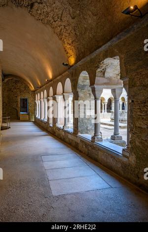 Cloître supérieur du monastère de Sant Pere de Rodes (Alt Empordà, Gérone, Catalogne, Espagne) ESP : Claustro Superior de Sant Pere de Rodes (Gérone) Banque D'Images