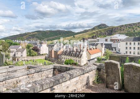 Tombes dans le cimetière de New Carlton avec une partie de la vieille ville, Holyroodhouse et le nouveau Parlement écossais derrière, Édimbourg, Écosse Banque D'Images