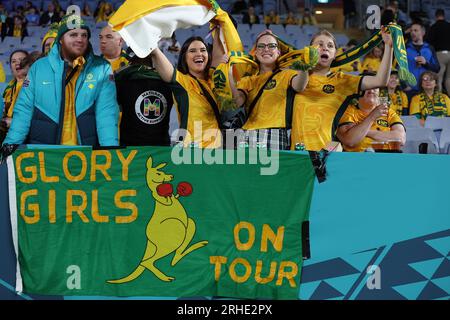 Sydney, Australie. 16 août 2023. Les supporters australiens se réjouissent avant la demi-finale entre l'Australie et l'Angleterre lors de la coupe du monde féminine de la FIFA 2023 à Sydney, en Australie, le 16 août 2023. Crédit : Ding Xu/Xinhua/Alamy Live News Banque D'Images