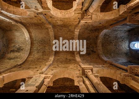 Voûtes de l'église romane Sant Pere de Rodes (Alt Empordà, Gérone, Catalogne, Espagne) ESP Bóvedas de la iglesia románica de Sant Pere de Rodes Banque D'Images