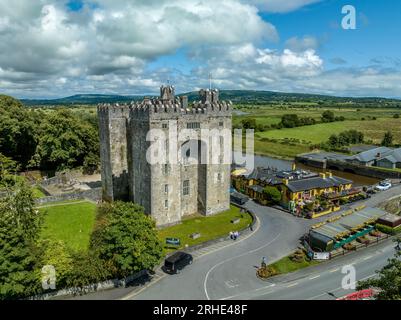 Vue aérienne du château de Bunratty Grande maison-tour du 15e siècle dans le comté de Clare en Irlande gardant la traversée sur la rivière Ralty avant qu'elle n'atteigne t Banque D'Images