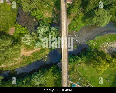 Vue aérienne zénithale du vieux pont de Sant Joan de les Abadesses sur la rivière Ter (Ripollès, Gérone, Catalogne, Espagne) Banque D'Images