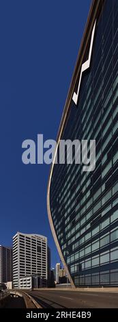 Le W Hotel à Darling Harbour, Sydney, photographies architecturales haute résolution, mur de verre incurvé, immense logo W Darling Park et ciel bleu clair Banque D'Images