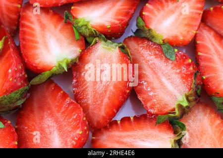 Tranches de fraises juteuses fraîches rouge vif vue de dessus. Banque D'Images