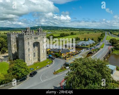 Vue aérienne du château de Bunratty Grande maison-tour du 15e siècle dans le comté de Clare en Irlande gardant la traversée sur la rivière Ralty avant qu'elle n'atteigne t Banque D'Images