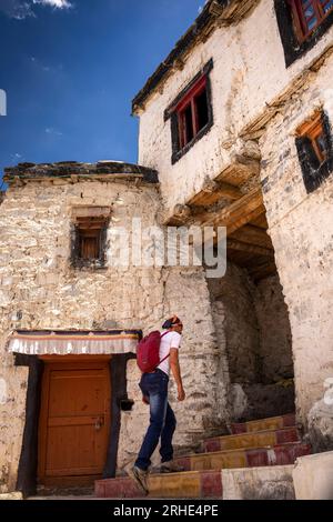 Inde, Ladakh, vallée de la Nubra, Diskit Gompa, visiteur montant les escaliers vers la salle de prière Banque D'Images