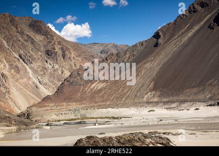 Inde, Ladakh, vallée de Nubra, Yagulung, pont suspendu Masang Rzampa sur la rivière Shyok Banque D'Images