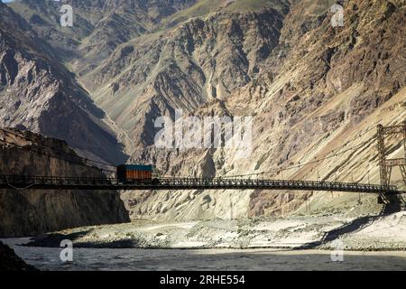 Inde, Ladakh, vallée de Nubra, Yagulung, camion traversant le pont suspendu en bois à travers la vallée de la rivière Shyok Banque D'Images