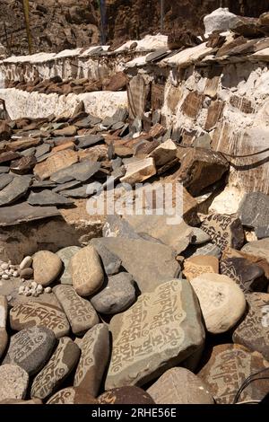 Inde, Ladakh, Nubra Valley, Hunder Gompa, Skalzang Mani Wall, pierres avec mantra inscrit en écriture tibétaine Banque D'Images