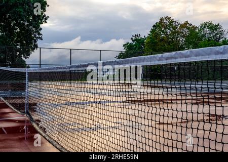 Filet mouillé sur un nouveau terrain combiné de pickleball de tennis Banque D'Images