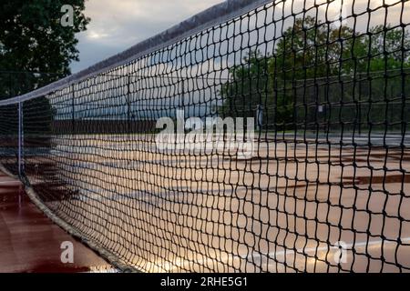 Filet mouillé sur un nouveau terrain combiné de pickleball de tennis Banque D'Images