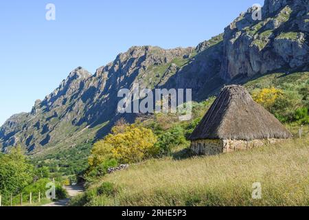 Cabanes Teito dans les montagnes de Somiedo, Asturies Banque D'Images