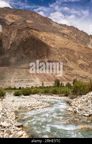 Inde, Ladakh, vallée de Nubra, Turtuk, ruisseau d'eau de fonte rejoignant la rivière Shyok Banque D'Images