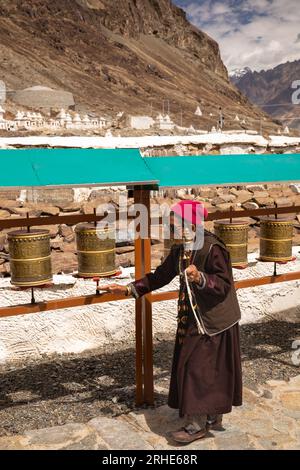 N11596 Inde, Ladakh, Nubra Valley, Hunder Gompa, Skalzang Mani Wall, pèlerin senior tournant des roues de prière Banque D'Images