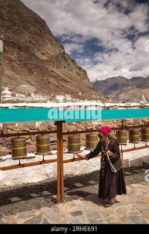 Inde, Ladakh, Nubra Valley, Hunder Gompa, Skalzang Mani Wall, pèlerin senior tournant des roues de prière Banque D'Images