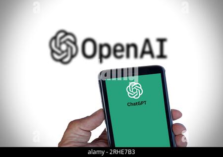 15 août 2023, Florence, Italie, téléphone portable avec le site Web de la société américaine d'intelligence artificielle OpenAI LLC sur l'écran devant le logo de l'entreprise. Focu Banque D'Images