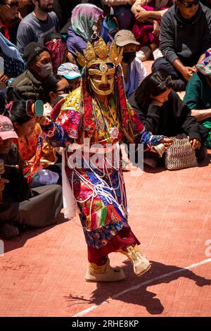 Inde, Ladakh, vallée de Leh, Sakti, Takthok, Tak tok Tsechu, festival, Gold Metal. Danseur Cham masqué Banque D'Images