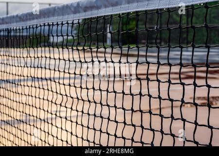 Filet mouillé sur un nouveau terrain combiné de pickleball de tennis Banque D'Images