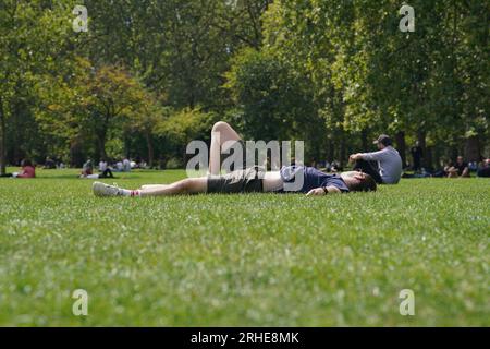 Les gens se détendent à Green Park, Londres. Date de la photo : mercredi 16 août 2023. Banque D'Images