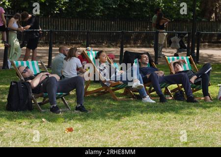 Les gens se détendent à Green Park, Londres. Date de la photo : mercredi 16 août 2023. Banque D'Images