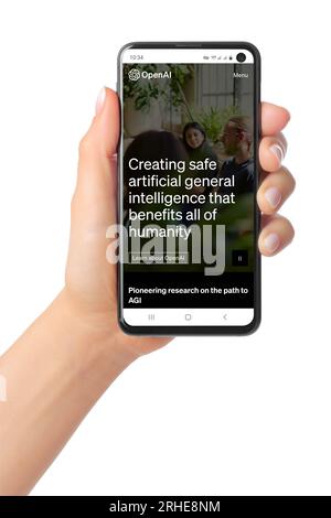 Kiev, Ukraine - 07 mars 2023 : page d'accueil du site Web OpenAI sur l'écran du téléphone en main. OpenAI est un organisme de recherche en intelligence artificielle à but non lucratif Banque D'Images