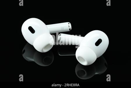 Kiev, Ukraine - 10 juin 2023 : écouteurs Apple Air Pods Pro 2 sur fond noir. Les AirPods sont des écouteurs Bluetooth sans fil conçus par Apple Inc. Banque D'Images