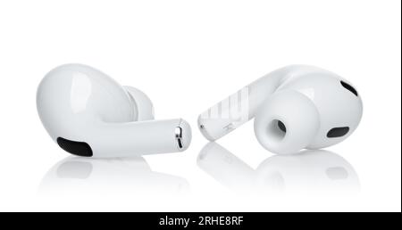 Kiev, Ukraine - 10 juin 2023 : écouteurs Apple Air Pods Pro 2 sur fond blanc, vue de face. Les AirPods sont des écouteurs Bluetooth sans fil conçus par App Banque D'Images