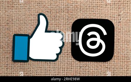 Icône de l'application mobile threads et logo Facebook Like sur un fond textile sac gros plan. Meta lance officiellement des threads qui sont largement considérés comme les plus Banque D'Images
