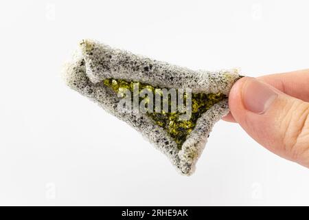 Snack d'algues frites de riz gluant sur fond blanc Banque D'Images