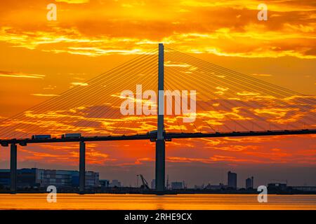 Le pont Queen Elizabeth II connu sous le nom de pont Dartford traverse la tamise au coucher du soleil Banque D'Images