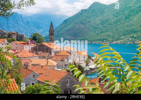 Vue aérienne de la vieille ville de Perast dans la baie de Kotor sur la mer Adriatique au Monténégro en journée ensoleillée. Destination de vacances d'été populaire Banque D'Images