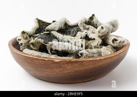 Snack d'algues frites de riz gluant sur fond blanc Banque D'Images