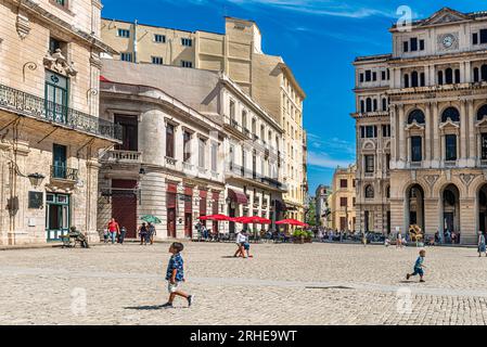 Cuba Havana. Touristes dans les rues de la vieille Havane. Restaurants, cafés.. Sur ces places, le commerce, les musiciens de rue et les touristes fleurissent. Banque D'Images