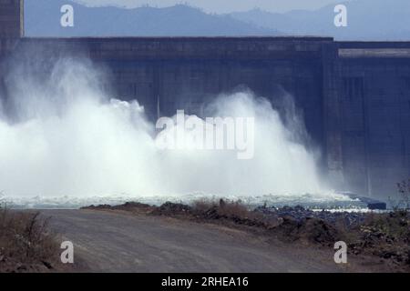 Le chantier de construction du barrage de Sardar Sarovar sur la rivière Narmada près de la ville de Kavadiya dans la province du Gujarat en Inde. Inde, Gujarat, Apri Banque D'Images