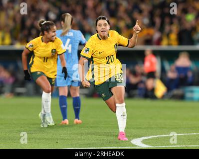 Sydney, Australie. 16 août 2023. L'australien Sam Kerr (R) célèbre les buts lors de la demi-finale entre l'Australie et l'Angleterre lors de la coupe du monde féminine de la FIFA 2023 à Sydney, Australie, le 16 août 2023. Crédit : Ding Ting/Xinhua/Alamy Live News Banque D'Images