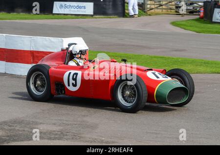 Alain de Cadenet au volant d'une voiture de course Lancia-Ferrari D50A Grand Prix classique, voiture de course vintage concourant à l'événement historique Goodwood Revival, Royaume-Uni Banque D'Images