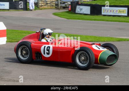 Alain de Cadenet au volant d'une voiture de course Lancia-Ferrari D50A Grand Prix classique, voiture de course vintage concourant à l'événement historique Goodwood Revival, Royaume-Uni Banque D'Images