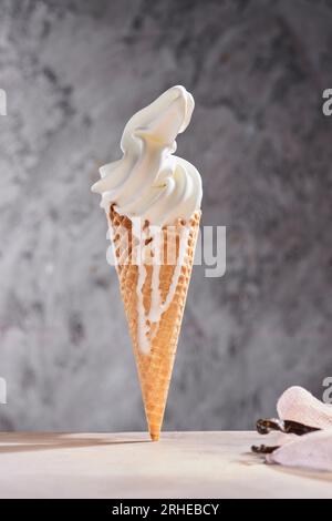 belle image d'une glace à la vanille fondant lentement Banque D'Images