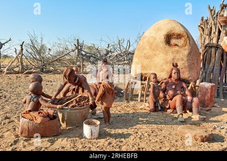 Namibie. La vie dans un village Himba. Région de Kunene Banque D'Images