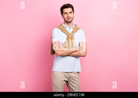 Photo de l'entrepreneur homme barbu confiant porter des vêtements tendance pull sur les épaules deux mains croisées isolé sur fond de couleur rose Banque D'Images