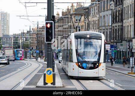 Tramway d'Édimbourg circulant sur Leith Walk à Leith, Édimbourg, Écosse, Royaume-Uni Banque D'Images
