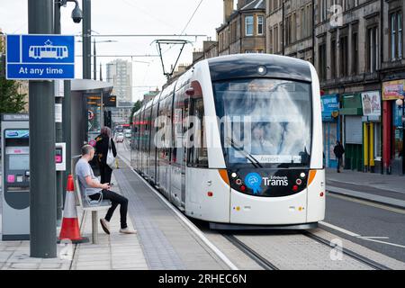 Tramway d'Édimbourg circulant sur Leith Walk à Leith, Édimbourg, Écosse, Royaume-Uni Banque D'Images