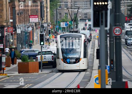 Tramway d'Édimbourg circulant sur Leith Walk à Leith, Édimbourg, Écosse, Royaume-Uni Banque D'Images