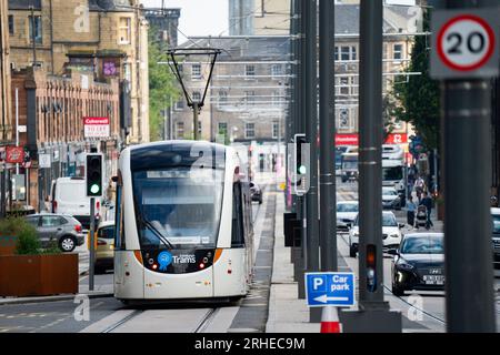 Tramway d'Édimbourg circulant sur Leith Walk à Leith, Édimbourg, Écosse, Royaume-Uni Banque D'Images