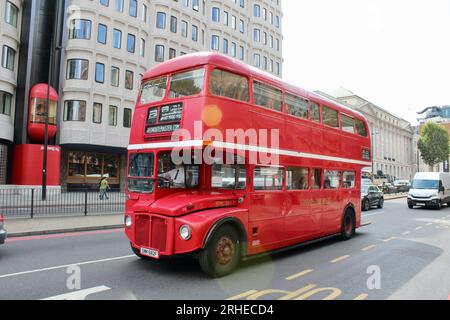 un vieux style routemaster bus et un nouveau style de bus maître sur euston road london uk Banque D'Images