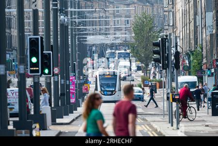 Tramway d'Édimbourg circulant sur Leith Walk à Leith, Édimbourg, Écosse, Royaume-Uni Banque D'Images