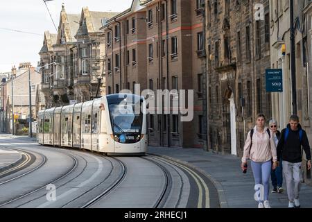 Tramway d'Édimbourg circulant sur Constitution Street à Leith, Édimbourg, Écosse, Royaume-Uni Banque D'Images