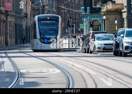 Tramway d'Édimbourg circulant sur Constitution Street à Leith, Édimbourg, Écosse, Royaume-Uni Banque D'Images