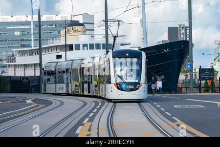 Tramway d'Édimbourg circulant sur Ocean Drive avec le navire de l'hôtel Fingal à l'arrière à Leith, Édimbourg, Écosse, Royaume-Uni Banque D'Images